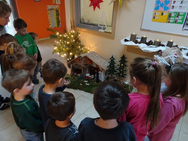 Weihnachtsfeier - Wir besichtigen die Krippe im Eingangsbereich und singen Weihnachtslieder