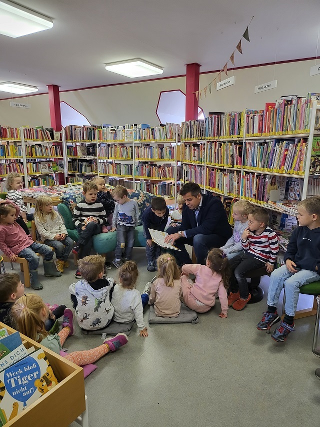 Vorlesestunde mit unseren 1. Bürgermeister Hr. Teplitzky in der Bücherei
