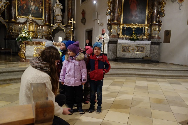 Die Kinder gestalten die St. Martinsandacht