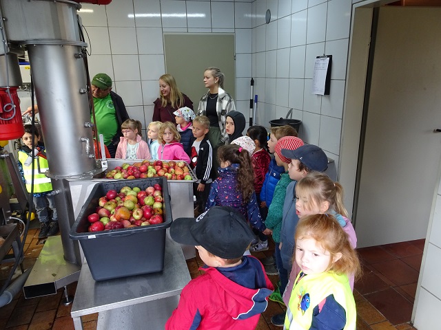 Die Vorschulkinder besuchen die Obstpressanlage