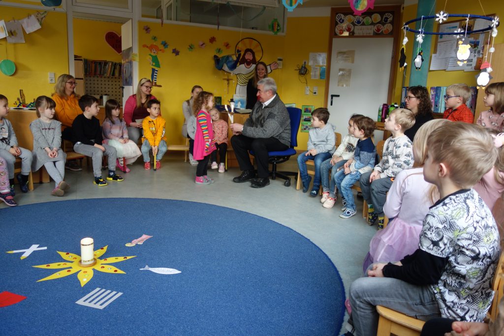 Hr. Pfarrer Kaufmann spendet uns den Blasiussegen