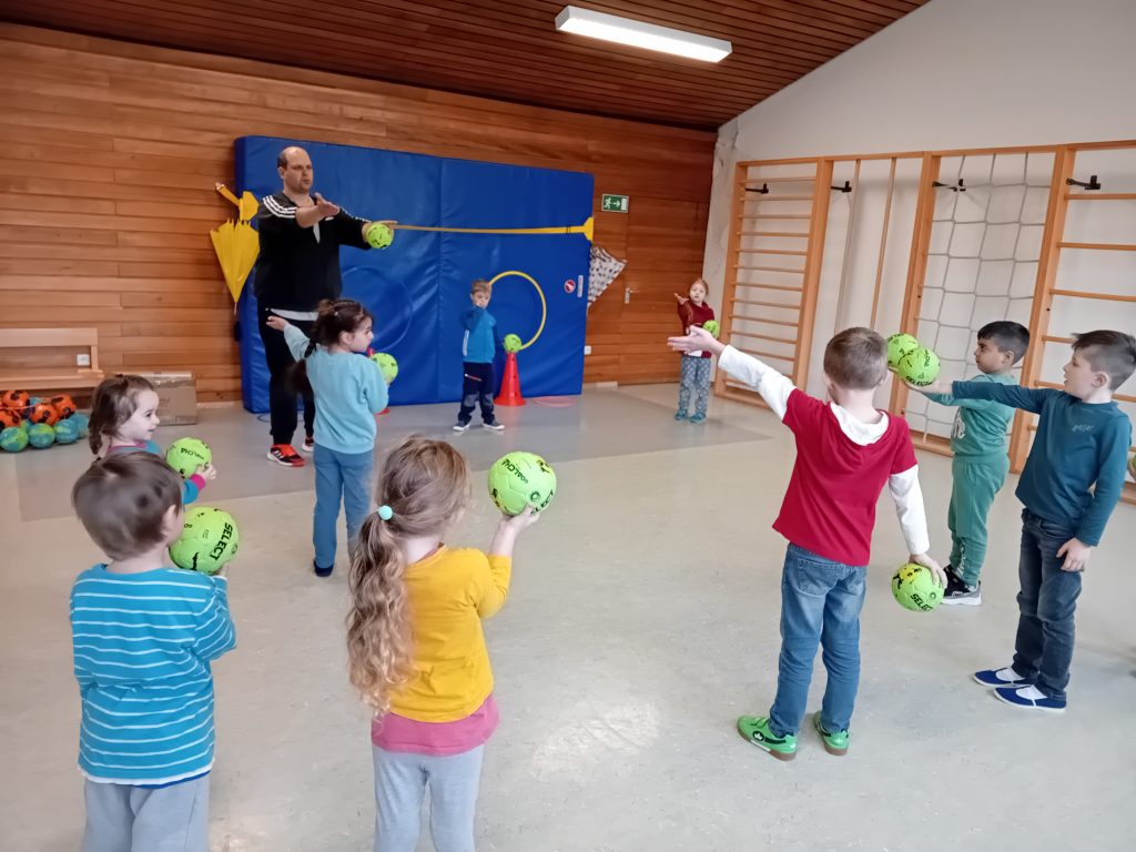 Kooperation mit dem Handballverein OVI: Die Kindergartenkinder erleben mit dem Handballverein eine Turnstunde
