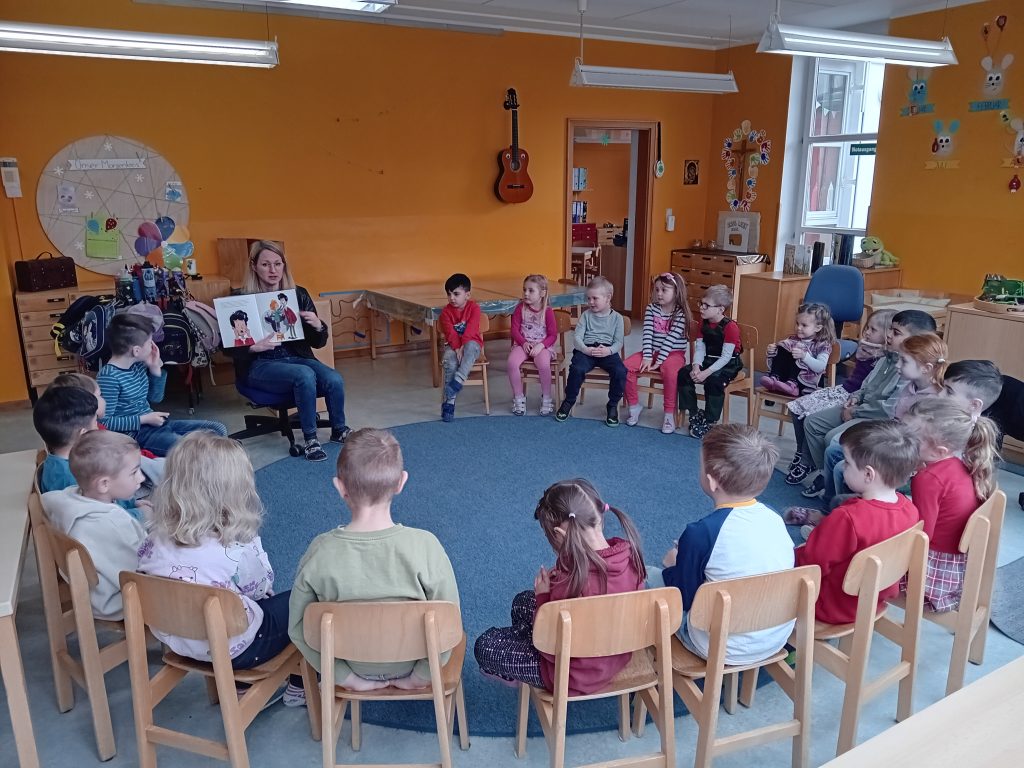 Kooperation mit der Stadt-Bibliothek Oberviechtach: Fr. Heike Hagl (Mitarbeiterin der Bücherei) erzählt den Kindern etwas über die Bibliothek und liest den Kindern ein Buch vor.