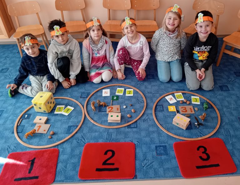 Die Vorschulkinder erforschen Zahlen.