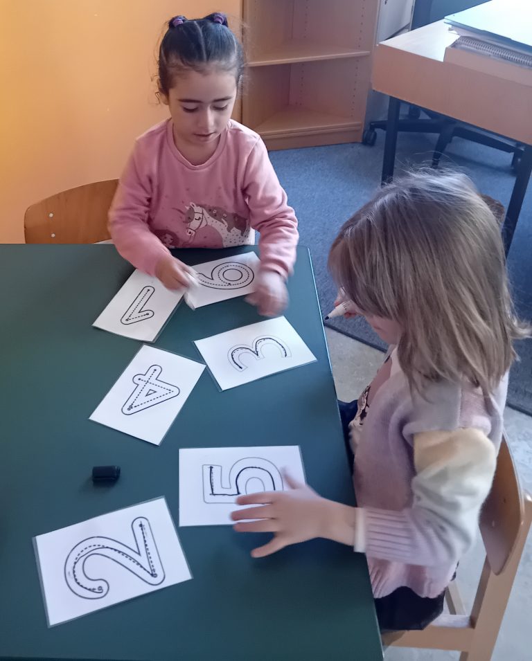 Die Vorschulkinder erforschen Zahlen.
