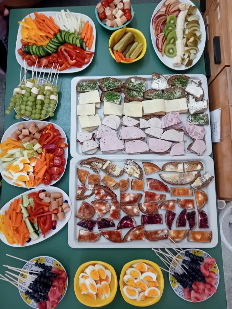 Unsere Eltern bereiten für die Kinder ein gesundes Frühstück vor. Vielen Dank den Elternbeirat für die Organisation.