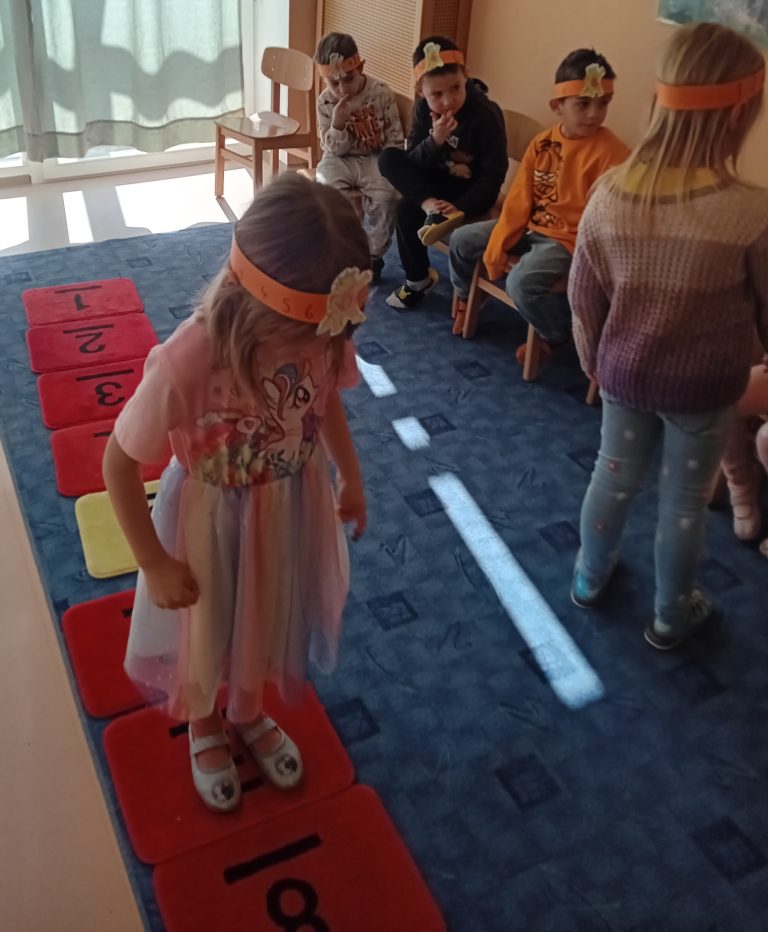 Die Vorschulkinder erforschen Zahlen.