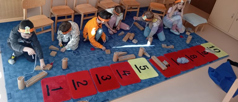 Die Vorschulkinder erforschen Zahlen.
