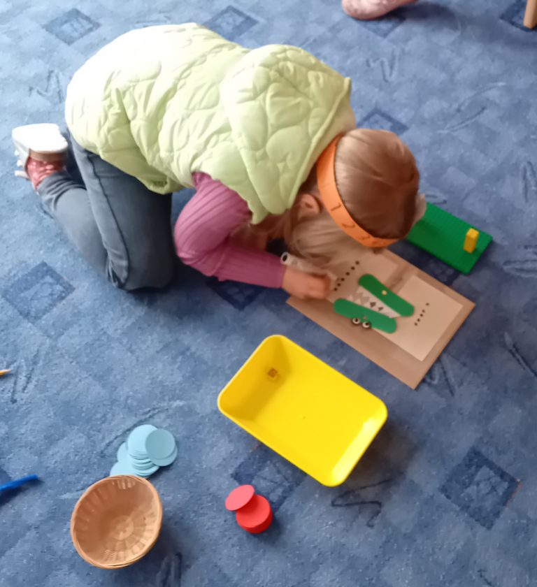 Die Vorschulkinder erforschen Zahlen.