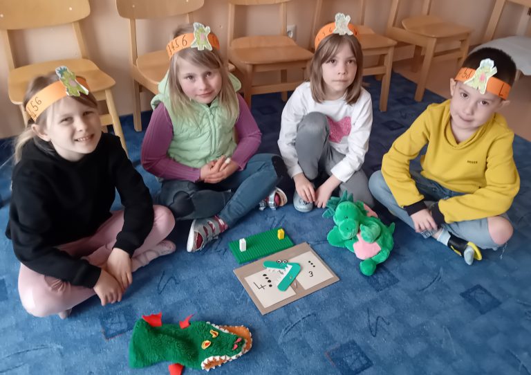 Die Vorschulkinder erforschen Zahlen.