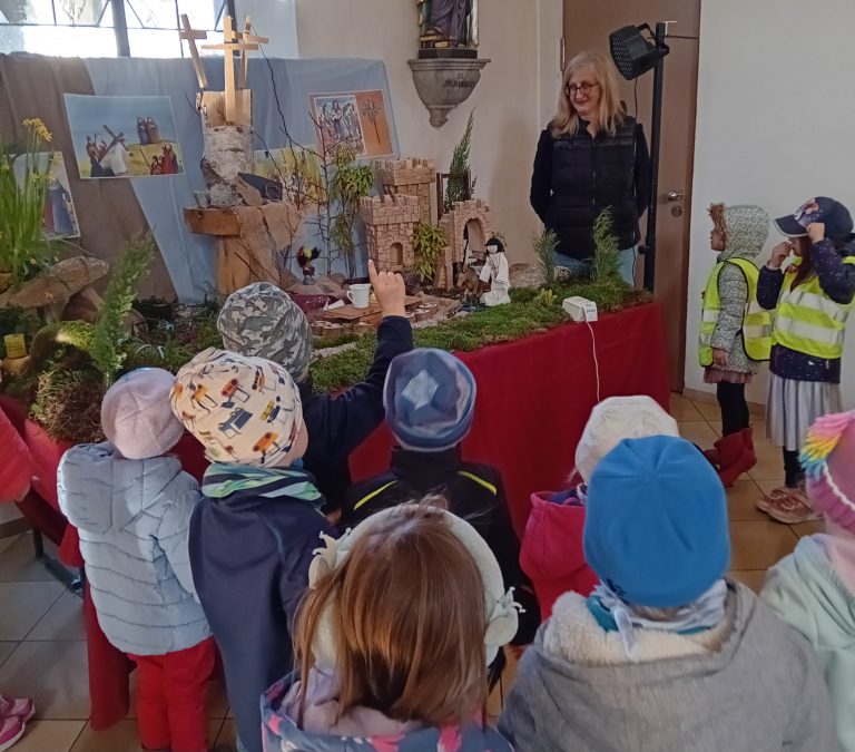 Wir besichtigen die Osterkrippe in der Kirche
