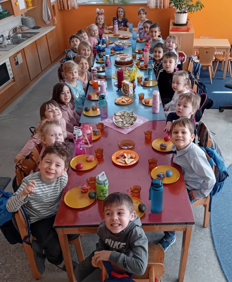 Osterfeier im Kindergarten. Wir frühstücken gemeinsam ein gesundes Osterfrühstück und suchen Osternester.