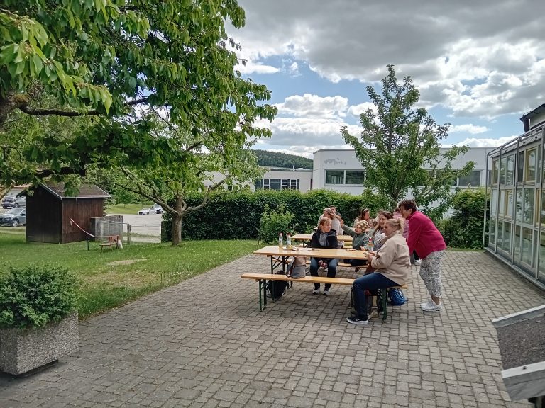 Tag der offenen Gartentür: Wir laden alle Familien aus Oberviechtach herzlich zum Spielen in unserem Garten ein. Vielen dank dem Elternbeirat, der diesen Tag mit Getränken, Kaffee und Kuchen bereichert.