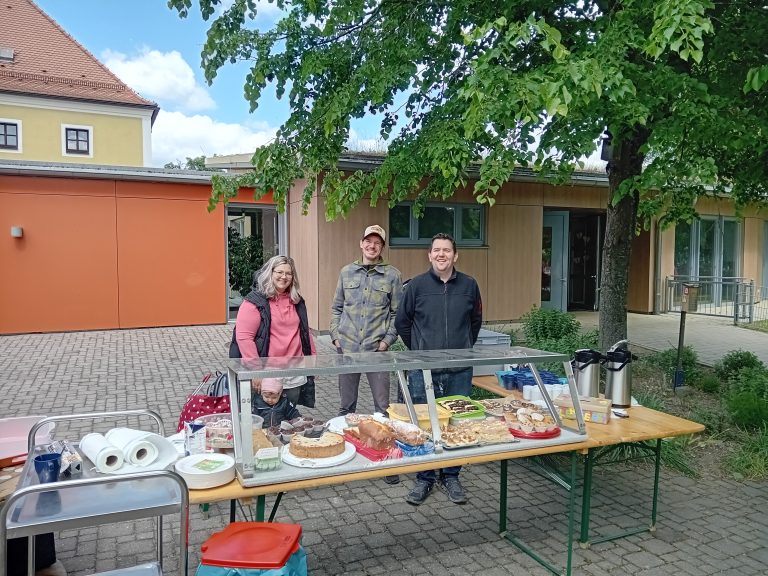 Tag der offenen Gartentür: Wir laden alle Familien aus Oberviechtach herzlich zum Spielen in unserem Garten ein. Vielen dank dem Elternbeirat, der diesen Tag mit Getränken, Kaffee und Kuchen bereichert.