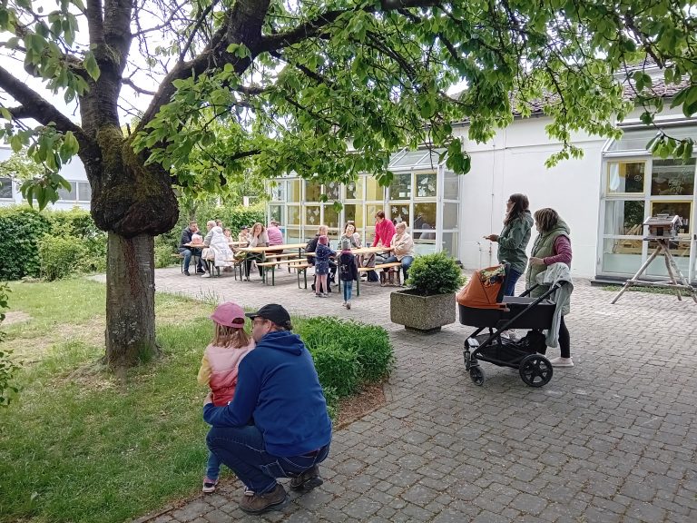 Tag der offenen Gartentür: Wir laden alle Familien aus Oberviechtach herzlich zum Spielen in unserem Garten ein. Vielen dank dem Elternbeirat, der diesen Tag mit Getränken, Kaffee und Kuchen bereichert.