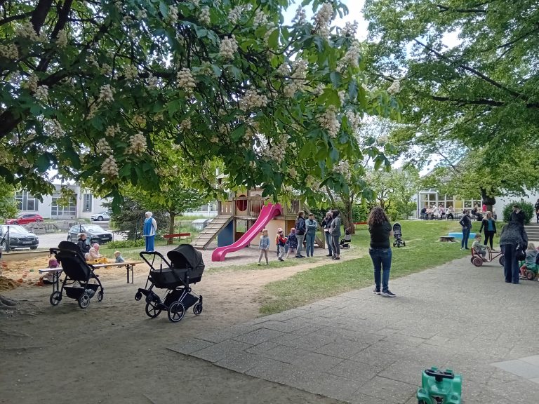 Tag der offenen Gartentür: Wir laden alle Familien aus Oberviechtach herzlich zum Spielen in unserem Garten ein. Vielen dank dem Elternbeirat, der diesen Tag mit Getränken, Kaffee und Kuchen bereichert.
