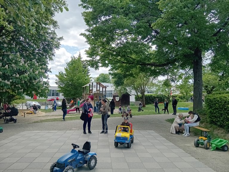 Tag der offenen Gartentür: Wir laden alle Familien aus Oberviechtach herzlich zum Spielen in unserem Garten ein. Vielen dank dem Elternbeirat, der diesen Tag mit Getränken, Kaffee und Kuchen bereichert.