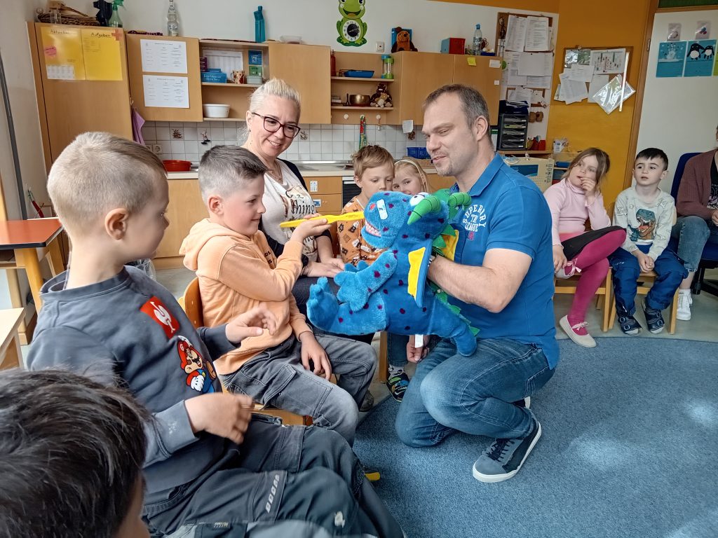 Zahnarzt Hr. Dr. Schwindler besucht uns im Kindergarten und erklärt den Kindern die Zahngesundheit.