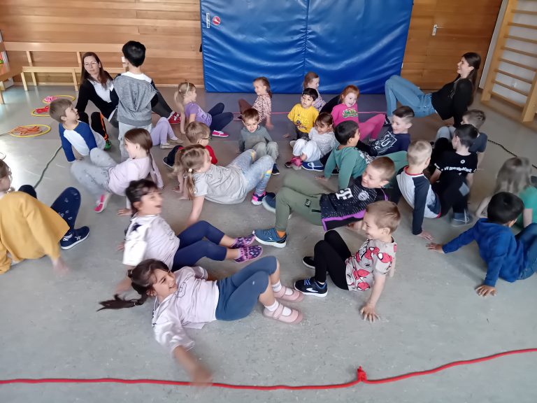 Selbstverteidigungskurs für die Kindergartenkinder mit dem Thema "Respekt gegenüber Anderen". Vielen dank an die Kampfsportschule Geiger für dieses tolle Projekt.