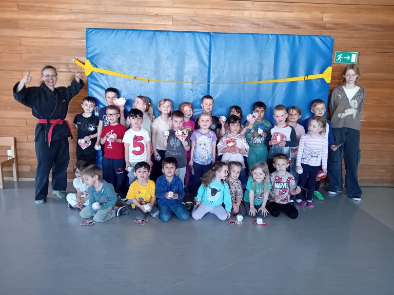 Selbstverteidigungskurs für die Kindergartenkinder mit dem Thema "Respekt gegenüber Anderen". Vielen dank an die Kampfsportschule Geiger für dieses tolle Projekt.