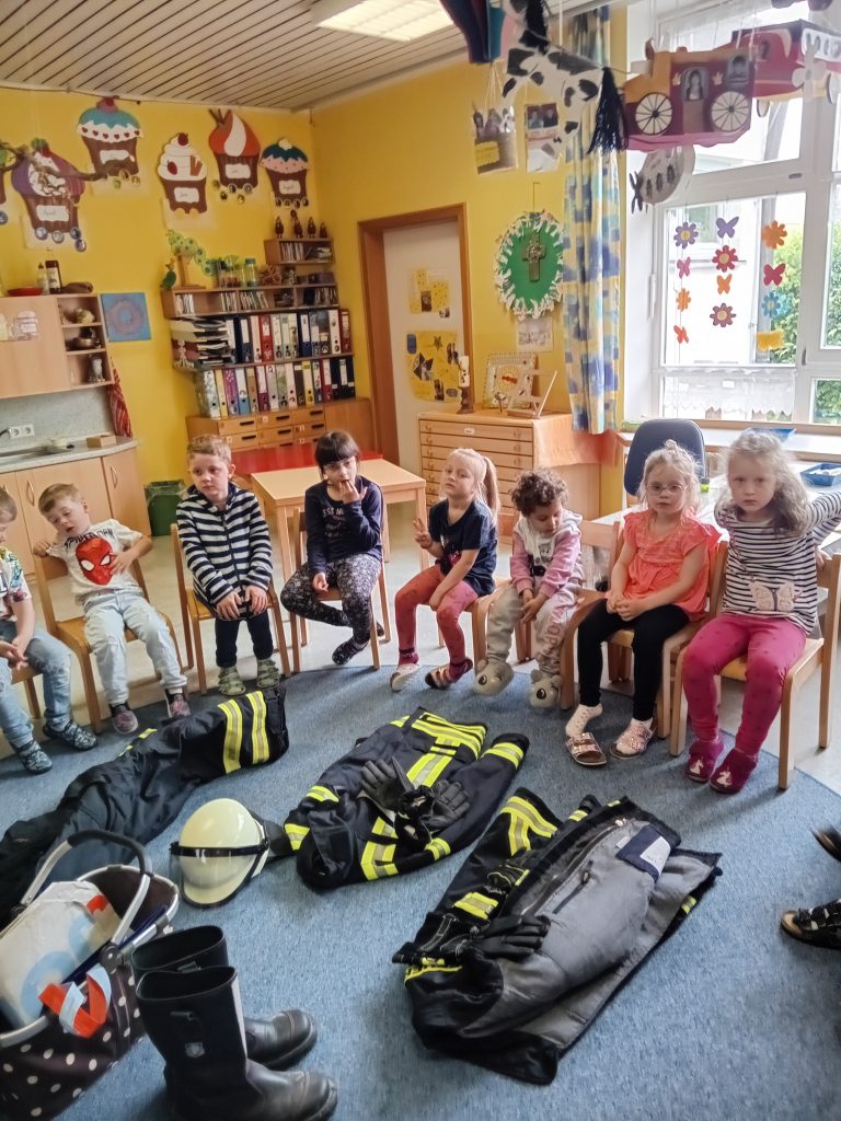 Projekt Feuerwehr: Bei uns war einiges los. Wir haben das Thema Feuerwehr gemeinsam besprochen und hatten einen tollen Aktionstag. Nach dem Auslösen des Probealarms, kam die Feuerwehr zu Besuch und ging mit uns die verschiedenen Rettungswege durch. Das Highlight für die Kinder war die große Drehleiter, mit der Sie hoch  über Oberviechtach fahren durften. Die Kinder hatten dabei sehr großen Spaß. Vielen Dank an die Feuerwehr Oberviechtach, die dies für uns möglich machte.