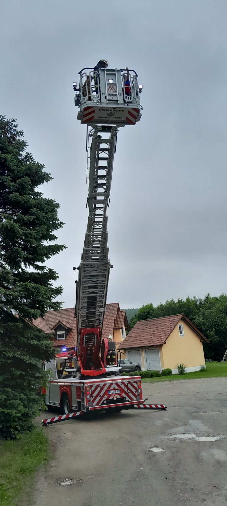 Wir sind oben! Wau ist das ein toller Ausblick. Die Kinder suchen ihr zu Hause, finden das Storchennest und den Storch, erkunden Oberviechtach von oben! Was für ein Highlight.