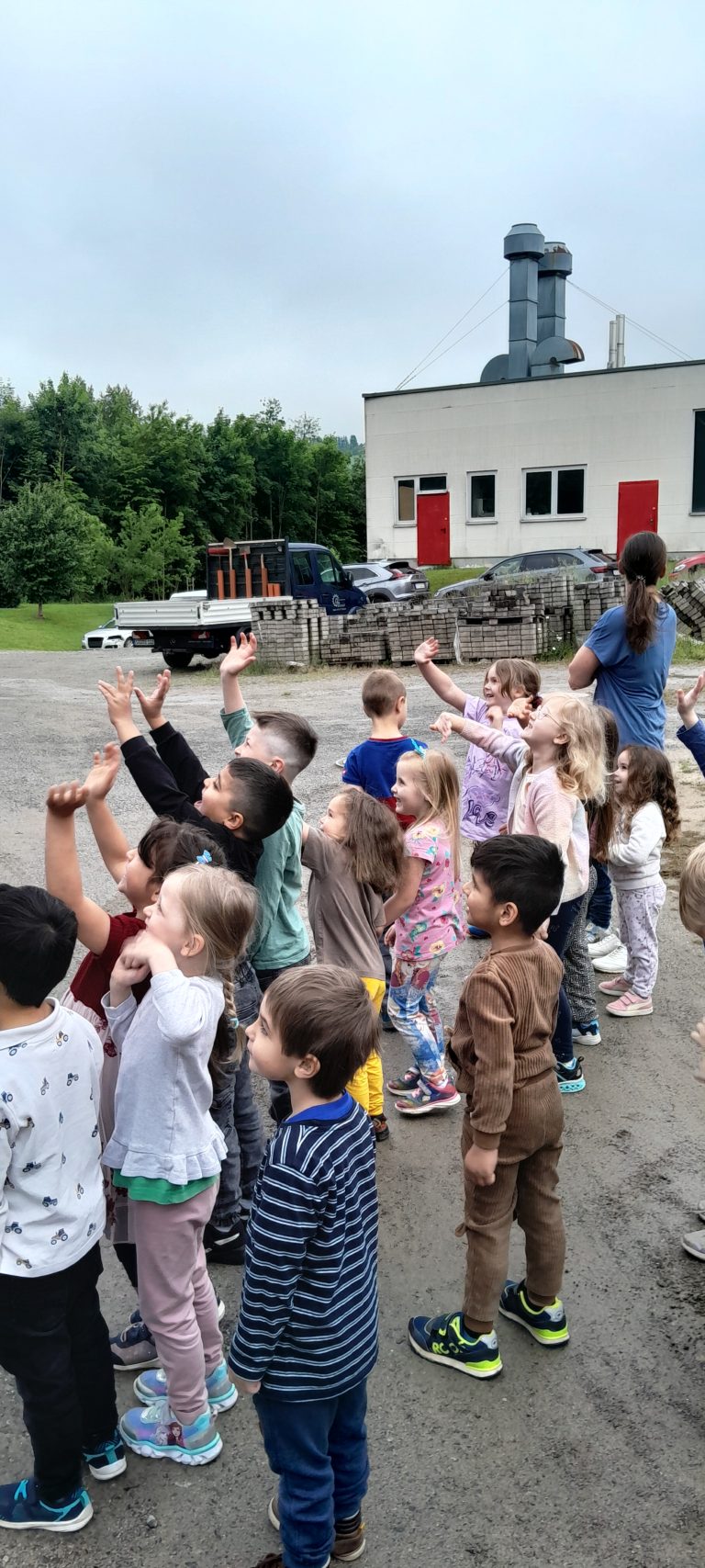Wir winken den Kindern von unten aus zu.