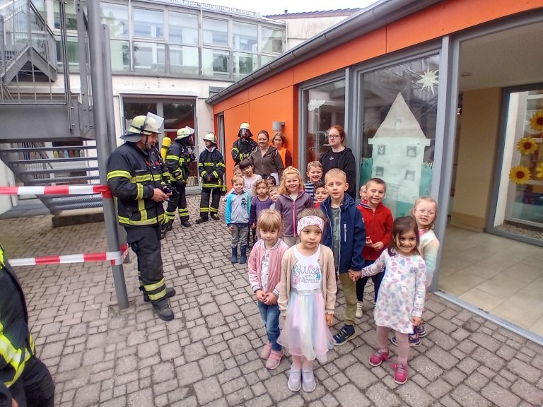 Die Feuerwehrmänner erklären uns sehr viel.