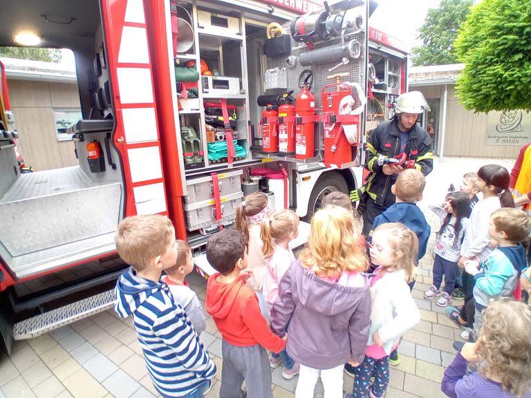 Wir dürfen das Feuerwehrauto erkunden. Die Feuerwehrmänner erklären uns die einzelnen Utensilien im Feuerwehrauto.