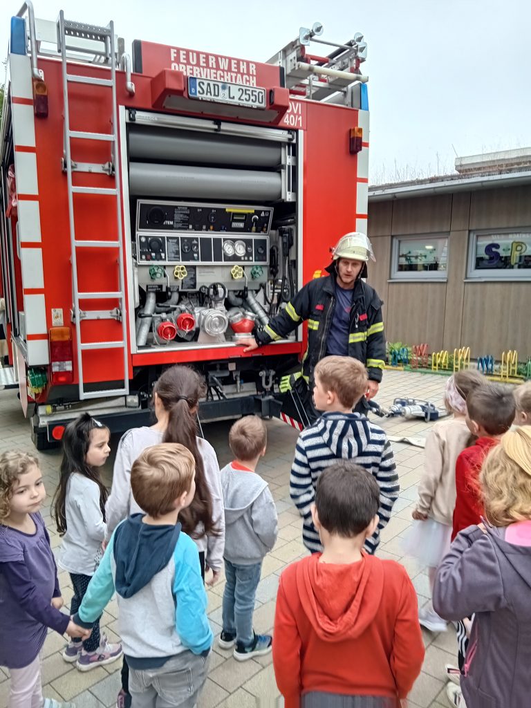 Wir dürfen das Feuerwehrauto erkunden. Die Feuerwehrmänner erklären uns die einzelnen Utensilien im Feuerwehrauto.