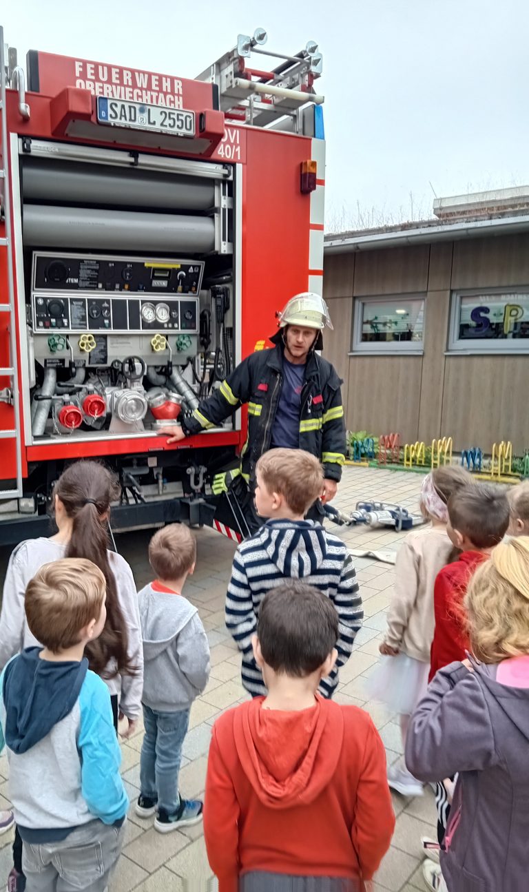 Wir dürfen das Feuerwehrauto erkunden. Die Feuerwehrmänner erklären uns die einzelnen Utensilien im Feuerwehrauto.