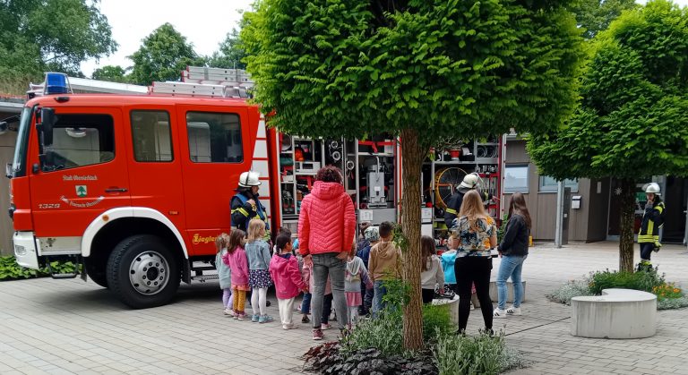 Wir dürfen das Feuerwehrauto erkunden. Die Feuerwehrmänner erklären uns die einzelnen Utensilien im Feuerwehrauto.