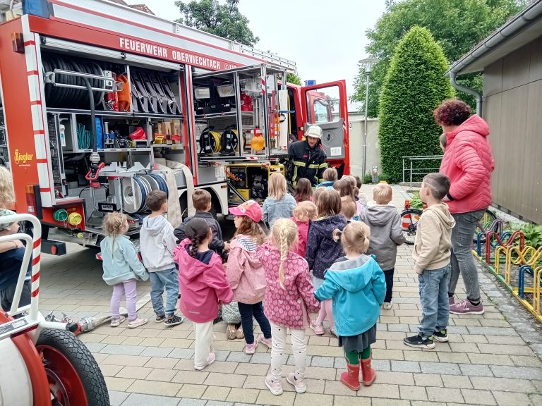 Wir dürfen das Feuerwehrauto erkunden. Die Feuerwehrmänner erklären uns die einzelnen Utensilien im Feuerwehrauto.
