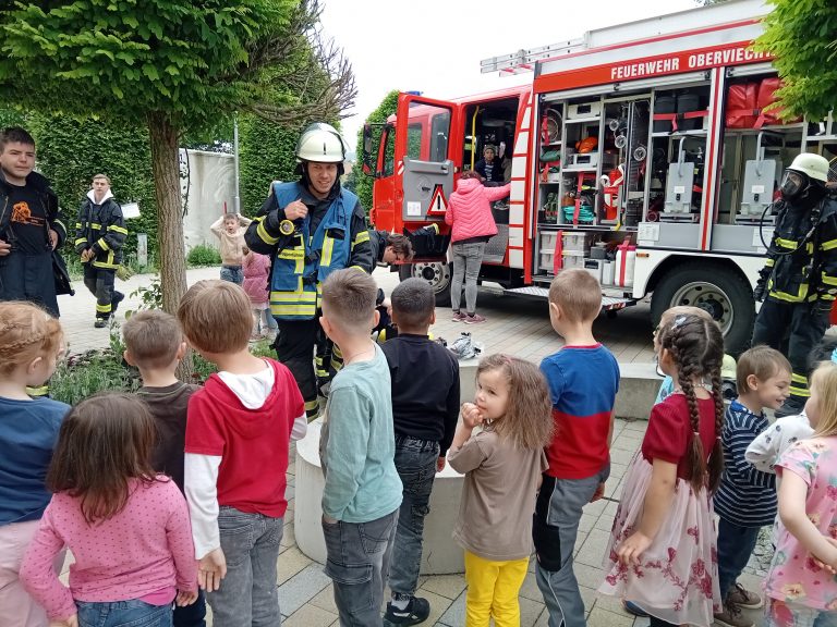 Wir dürfen das Feuerwehrauto erkunden. Die Feuerwehrmänner erklären uns die einzelnen Utensilien im Feuerwehrauto.
