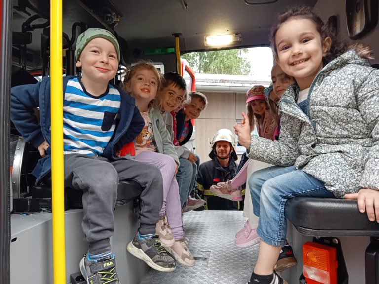 Wir dürfen im Feuerwehrauto schon mal Probesitzen.