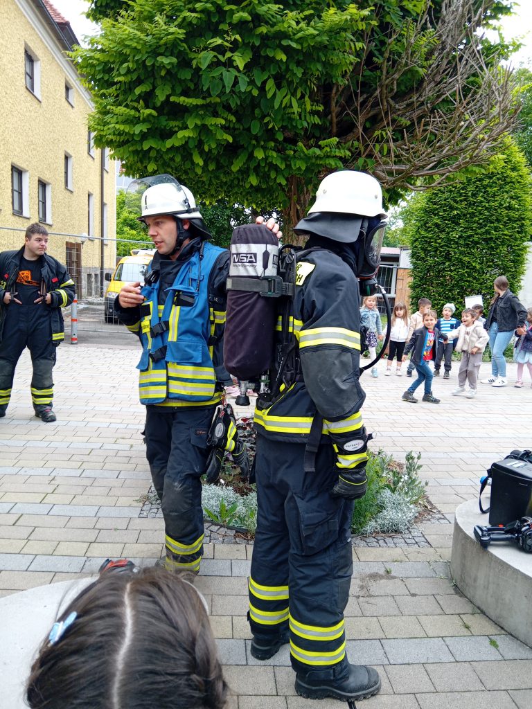 Uns wird die Feuerwehrausrüstung erklärt.