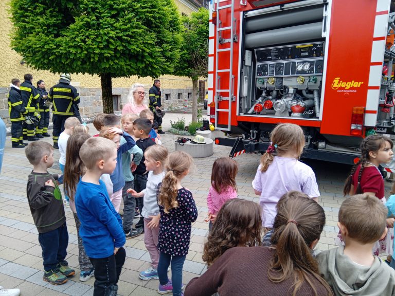 Wir dürfen das Feuerwehrauto erkunden. Die Feuerwehrmänner erklären uns die einzelnen Utensilien im Feuerwehrauto.