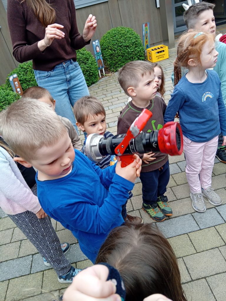 Wir dürfen den Feuerwehrschlauch begutachten.