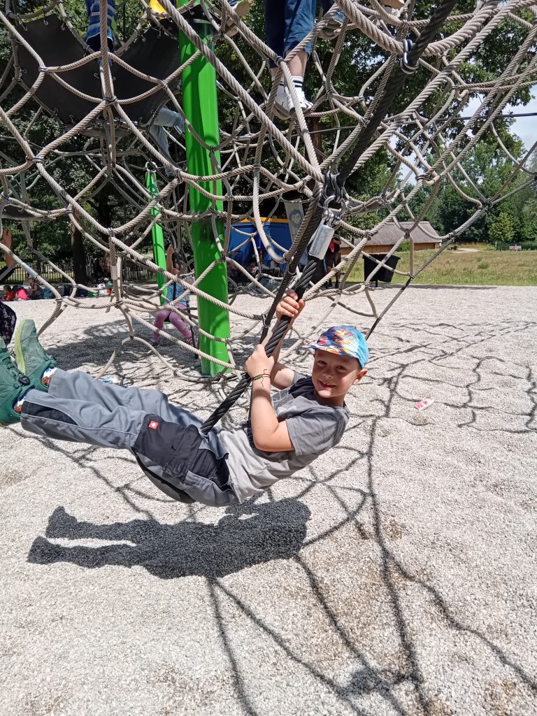 Spielplatzbesuch im Tiergarten in Straubing