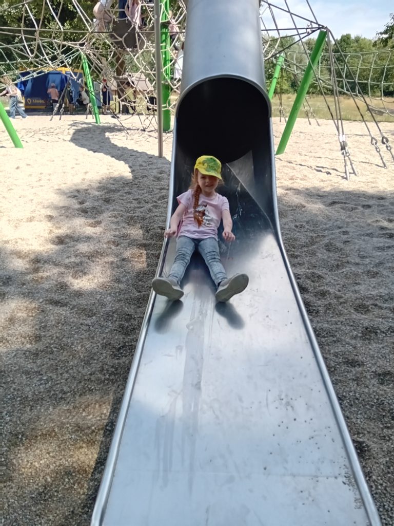 Spielplatzbesuch im Tiergarten in Straubing