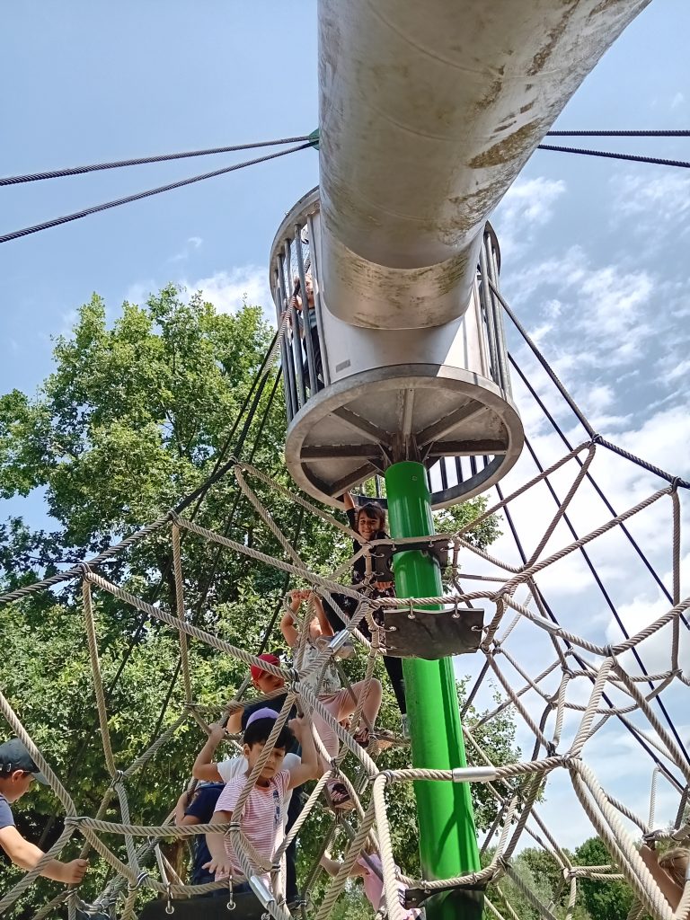 Spielplatzbesuch im Tiergarten in Straubing