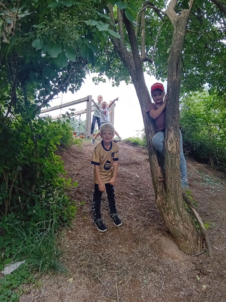 Vorschulabschiedsfest: Schnitzeljagd, Spielen am Pfälzerwegspielplatz, Stärkung mit Bratwurstsemmeln, Eisparty, Disco im Kindergarten