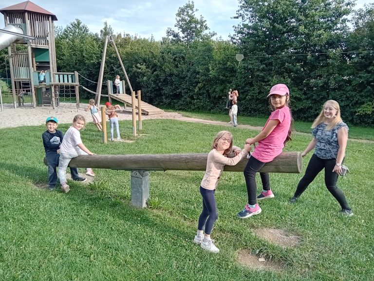 Vorschulabschiedsfest: Schnitzeljagd, Spielen am Pfälzerwegspielplatz, Stärkung mit Bratwurstsemmeln, Eisparty, Disco im Kindergarten