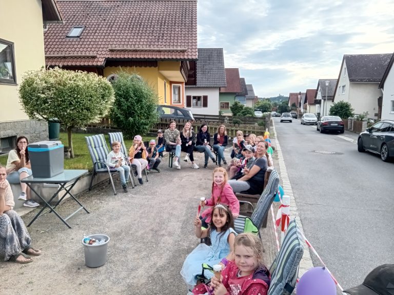 Vorschulabschiedsfest: Schnitzeljagd, Spielen am Pfälzerwegspielplatz, Stärkung mit Bratwurstsemmeln, Eisparty, Disco im Kindergarten