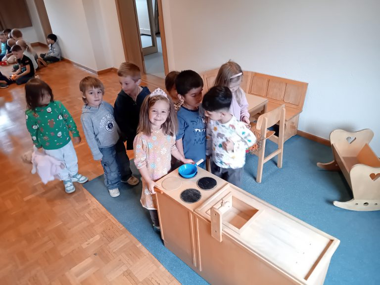 Wir ziehen in unser Ausweichquartier und die Kinder dürfen fleißig mithelfen und Ihr Neues Gruppenzimmer einräumen. Die Kinder sind alle sehr gespannt, auf diese tolle Abenteuer.