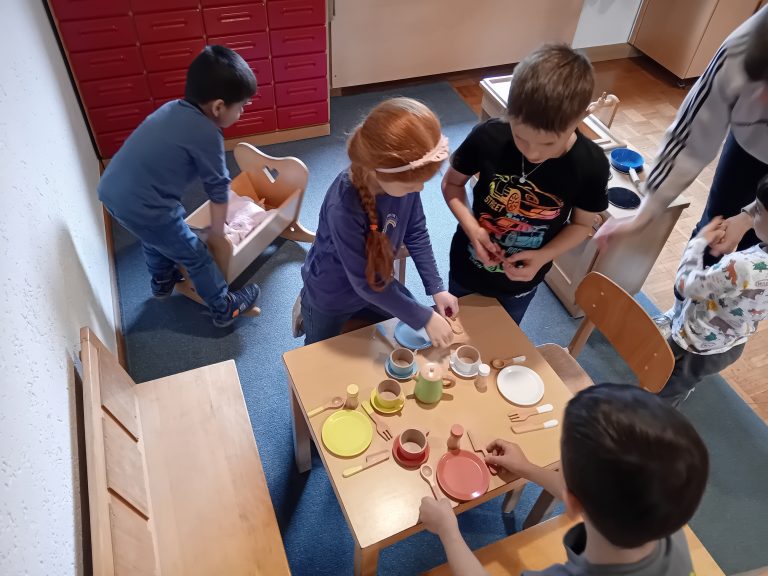 Wir ziehen in unser Ausweichquartier und die Kinder dürfen fleißig mithelfen und Ihr Neues Gruppenzimmer einräumen. Die Kinder sind alle sehr gespannt, auf diese tolle Abenteuer.