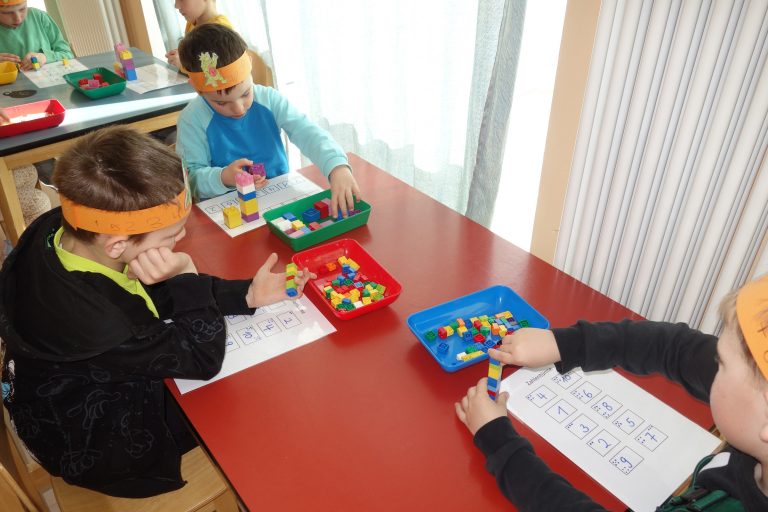 Die Vorschulkinder machen Zahlenspiele.