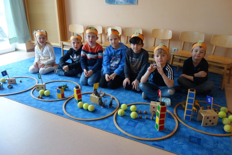 Die Vorschulkinder machen Zahlenspiele.