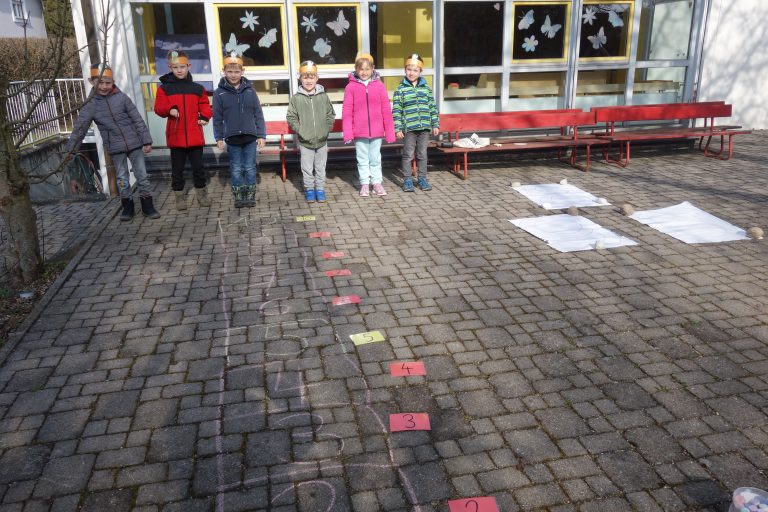 Die Vorschulkinder machen Zahlenspiele.
