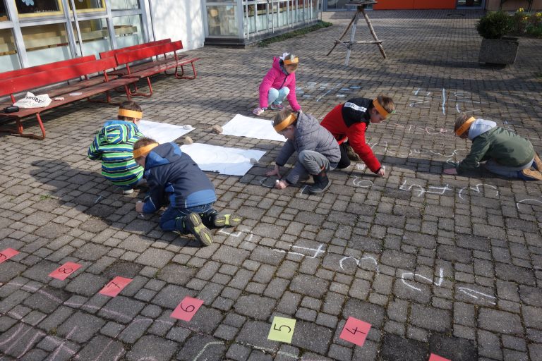 Die Vorschulkinder machen Zahlenspiele.